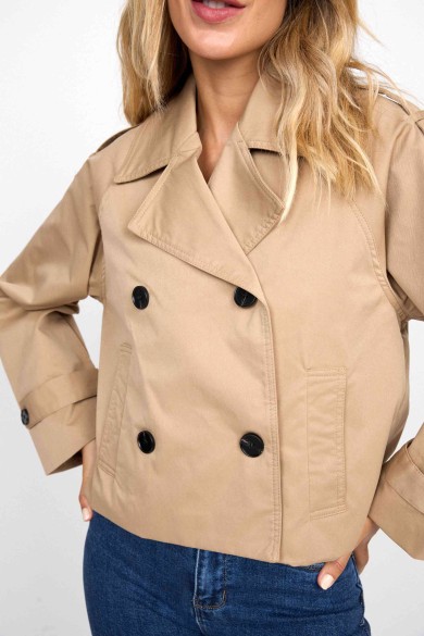 CHAQUETA CORTA ESTILO TRENCH CON DOBLE BOTONADURA FBZMA1566
