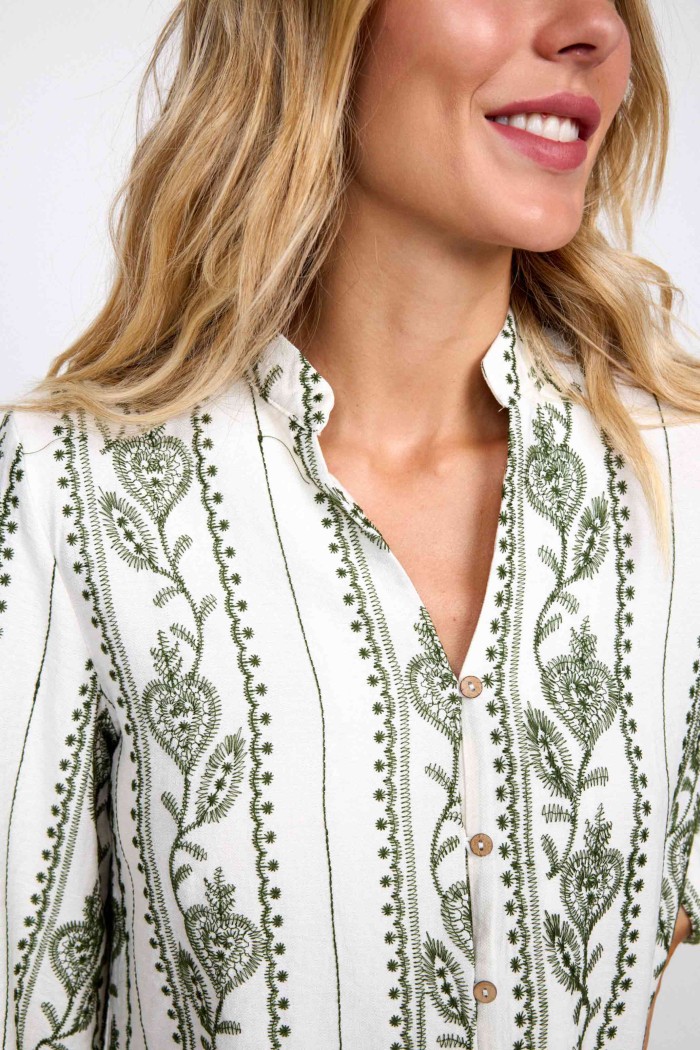 CAMISA BLANCA CON BORDADO VERDE MANGA LARGA FBZMA1509