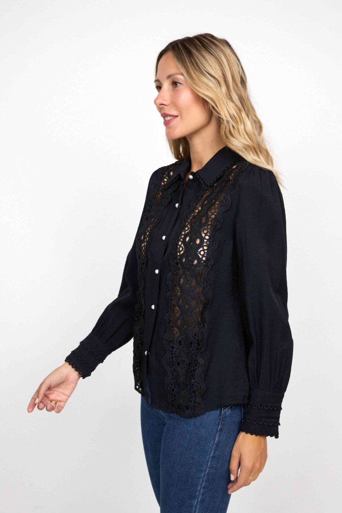 CAMISA NEGRA CON ENCAJE BORDADO DETALLE TROQUELADO MANGA LARGA CAMISA FBZMA1503