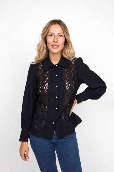 CAMISA NEGRA CON ENCAJE BORDADO DETALLE TROQUELADO MANGA LARGA CAMISA FBZMA1503