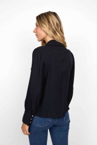 CAMISA NEGRA CON ENCAJE BORDADO DETALLE TROQUELADO MANGA LARGA CAMISA FBZMA1503