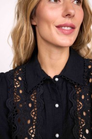 CAMISA NEGRA CON ENCAJE BORDADO DETALLE TROQUELADO MANGA LARGA CAMISA FBZMA1503