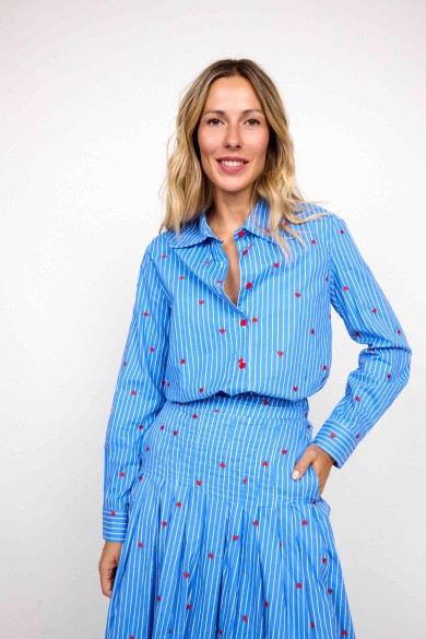 CAMISA AZUL A RAYAS CON BORDADO DE CORAZONES MANGA LARGA ESTILO ROMÁNTICO FBZMA1392A