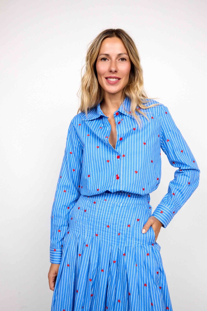 CAMISA AZUL A RAYAS CON BORDADO DE CORAZONES MANGA LARGA ESTILO ROMÁNTICO FBZMA1392A