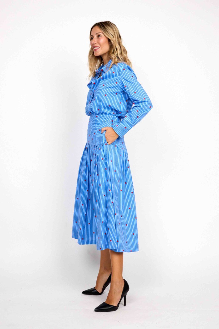 FALDA MIDI AZUL A RAYAS CON BORDADO DE CORAZONES ESTILO ROMÁNTICO FALDA FBZMA1392B