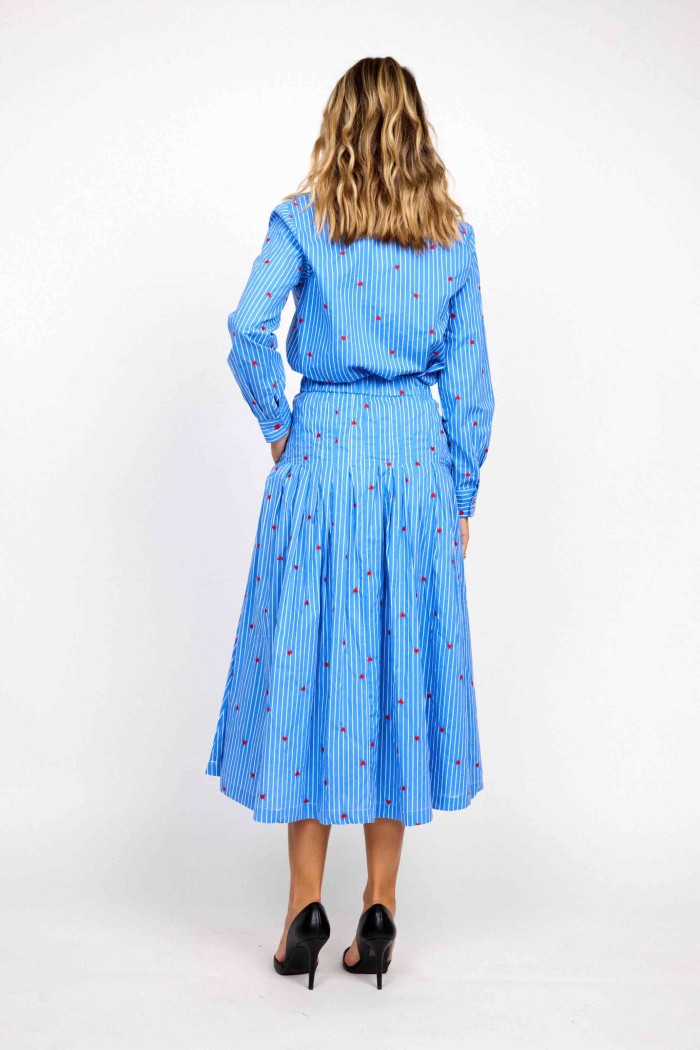 FALDA MIDI AZUL A RAYAS CON BORDADO DE CORAZONES ESTILO ROMÁNTICO FALDA FBZMA1392B