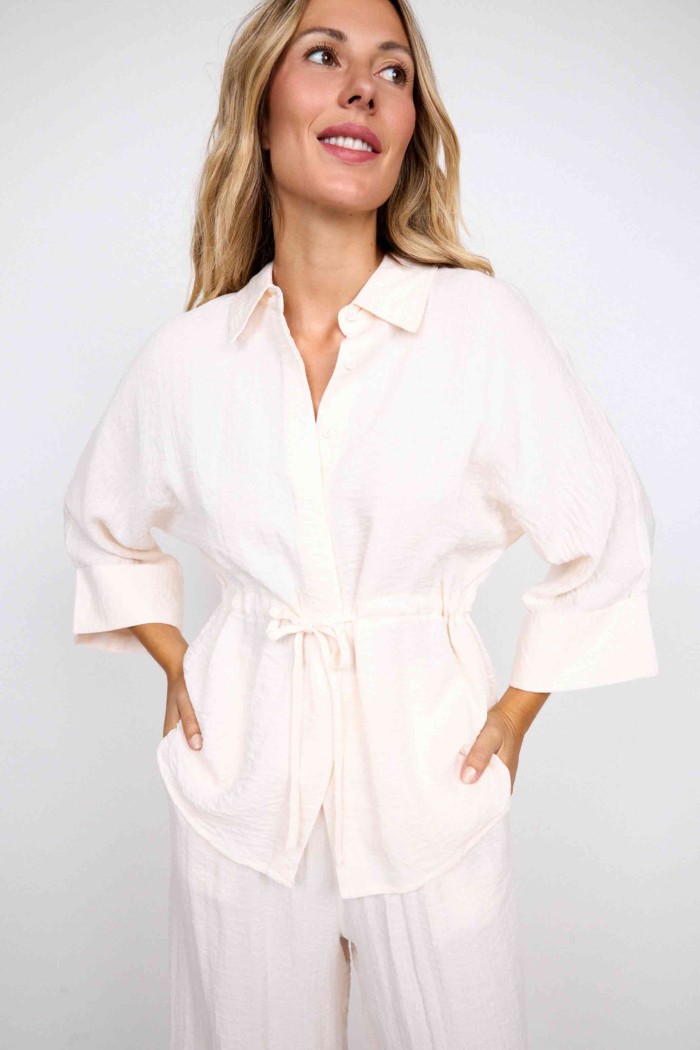 CAMISA BLANCA DE ALGODÓN CON CINTURILLA AJUSTABLE FBZMR22249