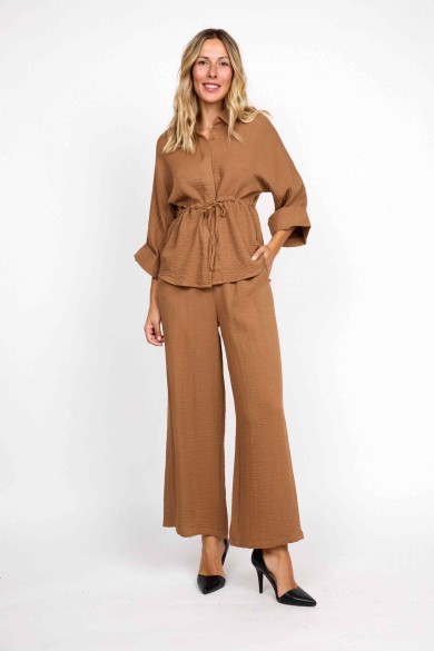 CAMISA MARRÓN DE ALGODÓN CON CINTURA AJUSTABLE ESTILO RELAX FBZMR22248