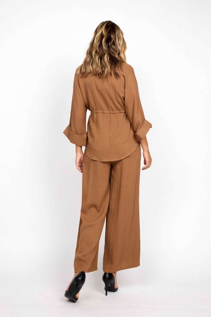 CAMISA MARRÓN DE ALGODÓN CON CINTURA AJUSTABLE ESTILO RELAX FBZMR22248