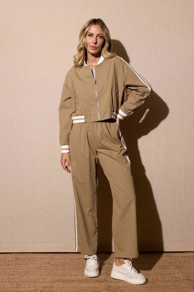 CONJUNTO DEPORTIVO BEIGE CON CREMALLERA Y DETALLE DE RAYAS LATERALES FBZMA1516AB