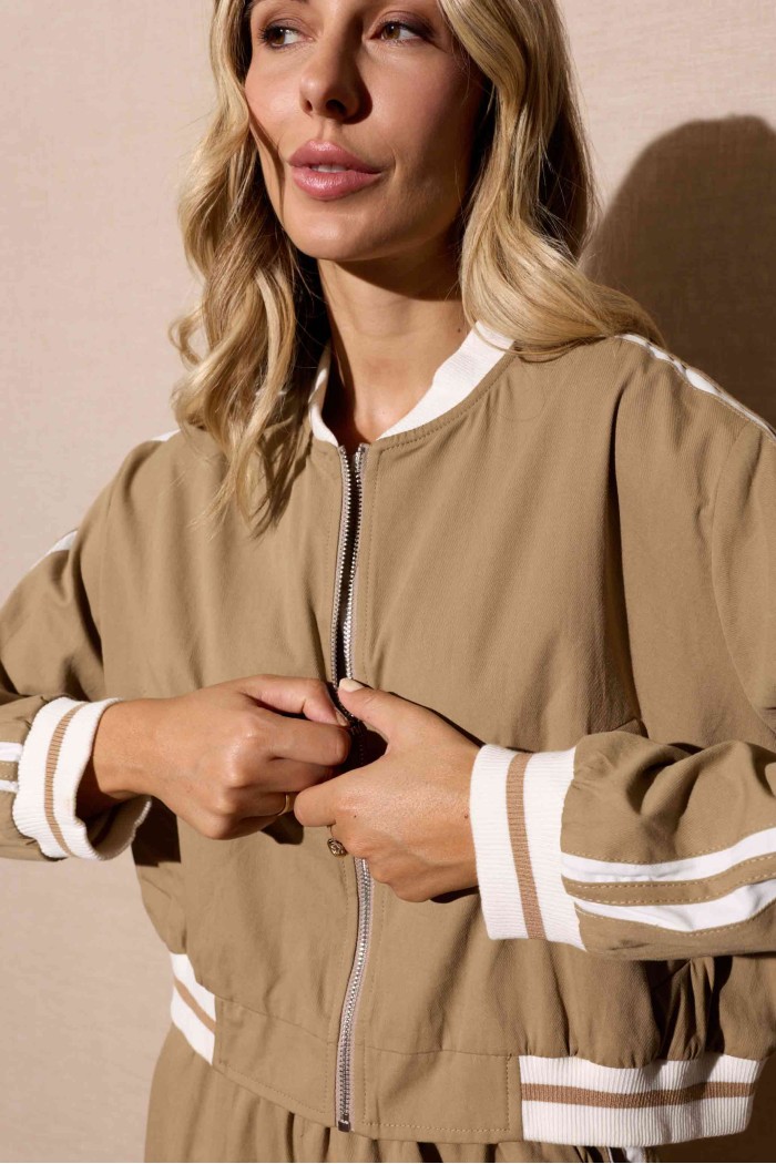 CONJUNTO DEPORTIVO BEIGE CON CREMALLERA Y DETALLE DE RAYAS LATERALES FBZMA1516AB