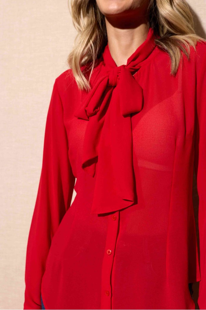 CAMISA ROJA TRANSPARENTE CON LAZO EN EL CUELLO  FBZMR22355