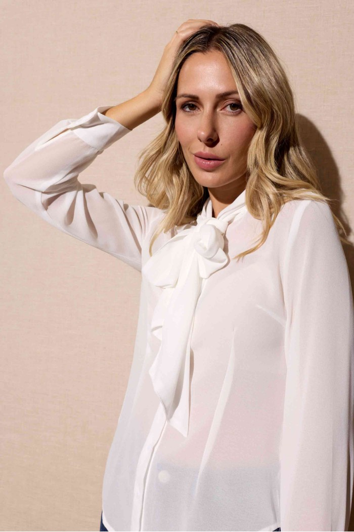 CAMISA BLANCA TRANSPARENTE CON LAZO EN EL CUELLO FBZMR22353