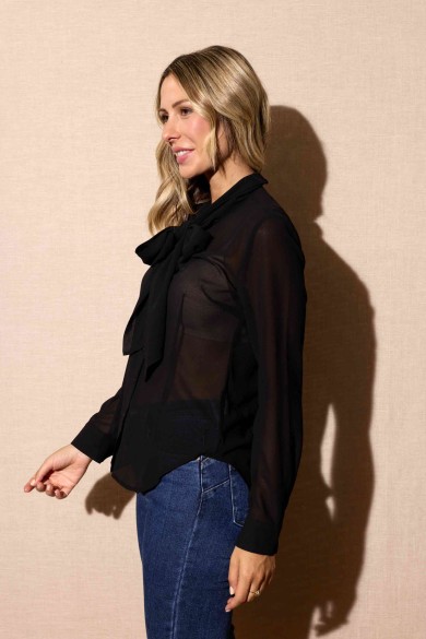 CAMISA TRANSPARENTE NEGRA CON LAZO EN EL CUELLO  FBZMR22354
