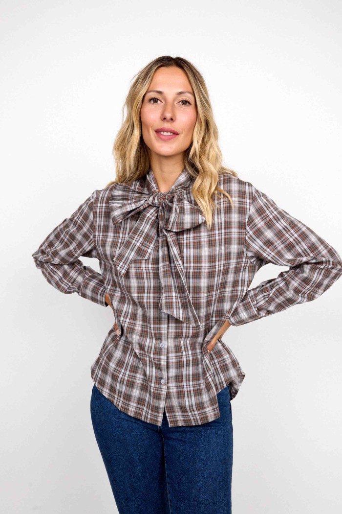 CAMISA DE CUADROS CON LAZO EN EL CUELLO FBZMR22242