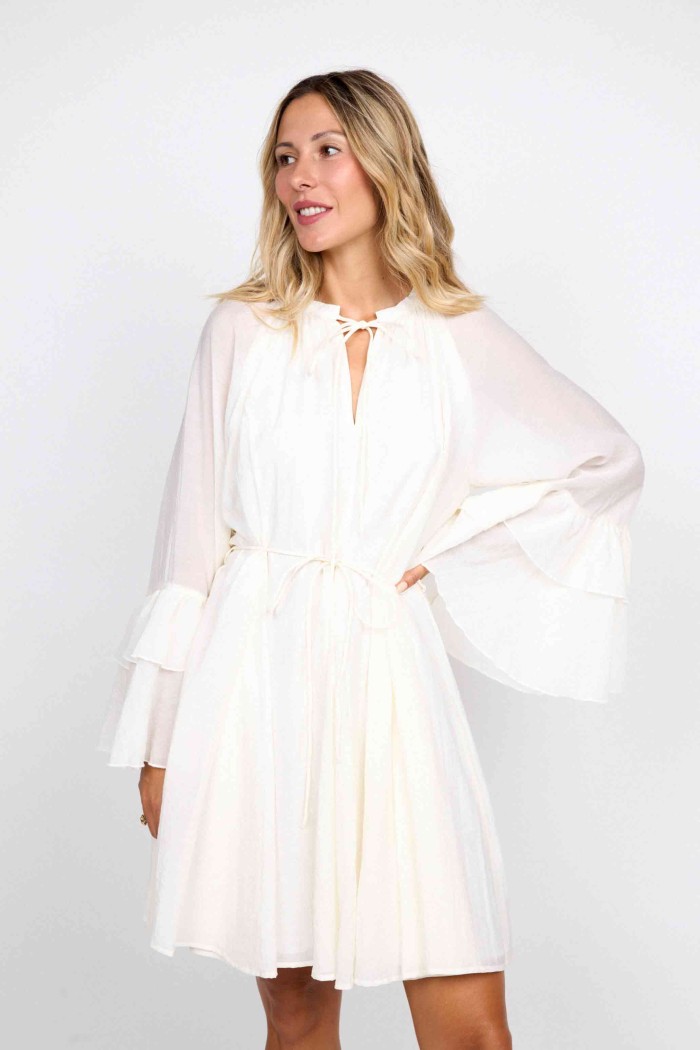 VESTIDO BLANCO CON MANGAS ACAMPANADAS Y CINTURÓN AJUSTABLE FBZMR22220