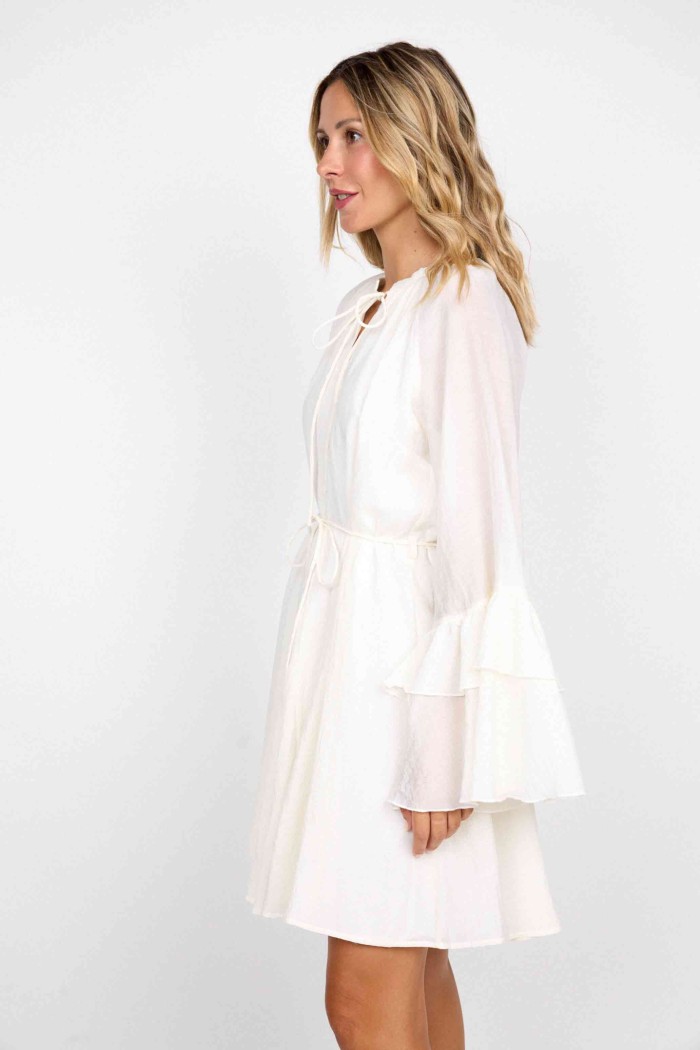 VESTIDO BLANCO CON MANGAS ACAMPANADAS Y CINTURÓN AJUSTABLE FBZMR22220