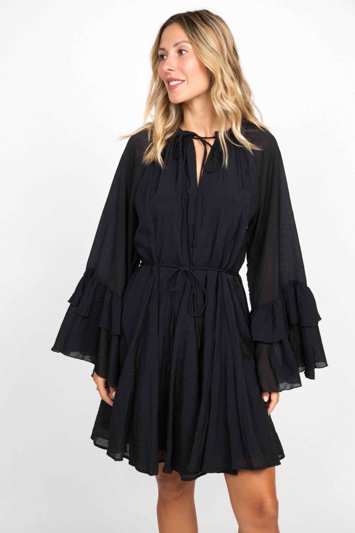 VESTIDO NEGRO CON MANGAS ACAMPANADAS Y CINTURÓN AJUSTABLE FBZMR22219