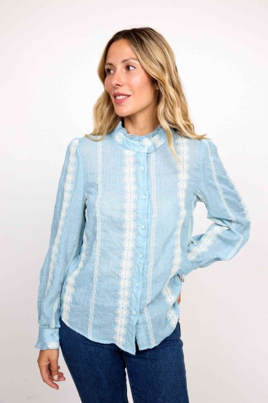 CAMISA AZUL CLARO CON DETALLES DE ENCAJE Y MANGAS LARGAS FBZMR22244