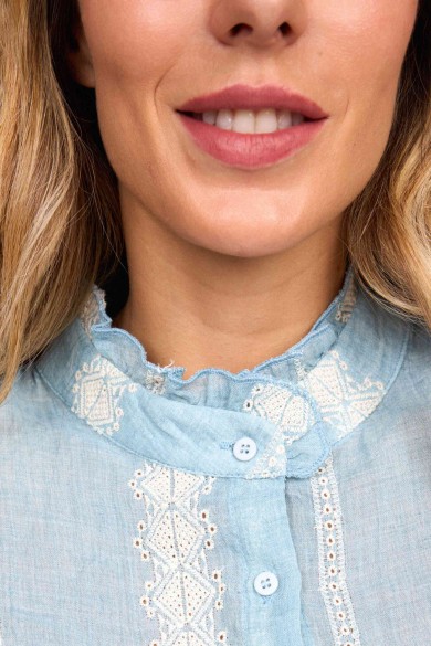 CAMISA AZUL CLARO CON DETALLES DE ENCAJE Y MANGAS LARGAS FBZMR22244