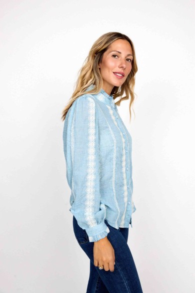 CAMISA AZUL CLARO CON DETALLES DE ENCAJE Y MANGAS LARGAS FBZMR22244