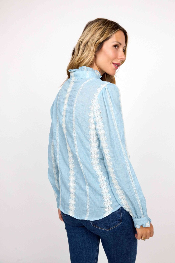 CAMISA AZUL CLARO CON DETALLES DE ENCAJE Y MANGAS LARGAS FBZMR22244