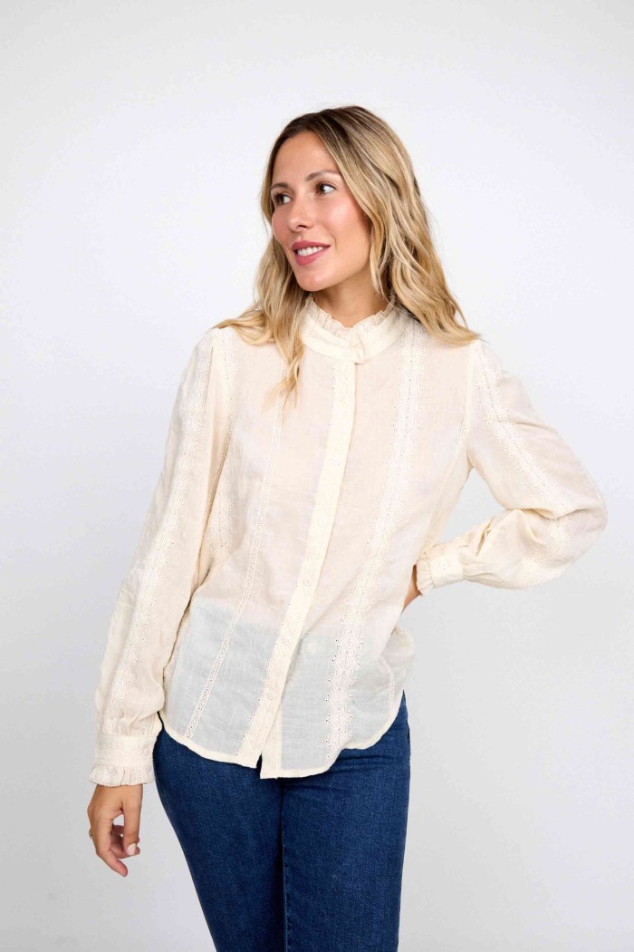 CAMISA BEIGE CON DETALLES DE ENCAJE Y MANGAS LARGAS FBZMR22245