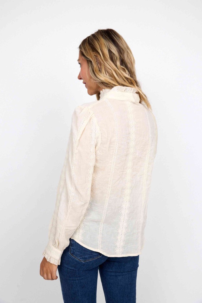 CAMISA BEIGE CON DETALLES DE ENCAJE Y MANGAS LARGAS FBZMR22245