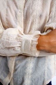 CAMISA BEIGE CON DETALLES DE ENCAJE Y MANGAS LARGAS FBZMR22245