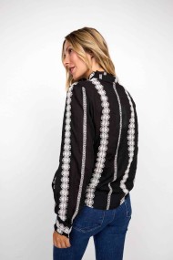 CAMISA NEGRA CON BORDADO ÉTNICO BLANCO Y MANGAS LARGAS FBZMR22246