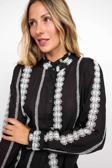 CAMISA NEGRA CON BORDADO ÉTNICO BLANCO Y MANGAS LARGAS FBZMR22246