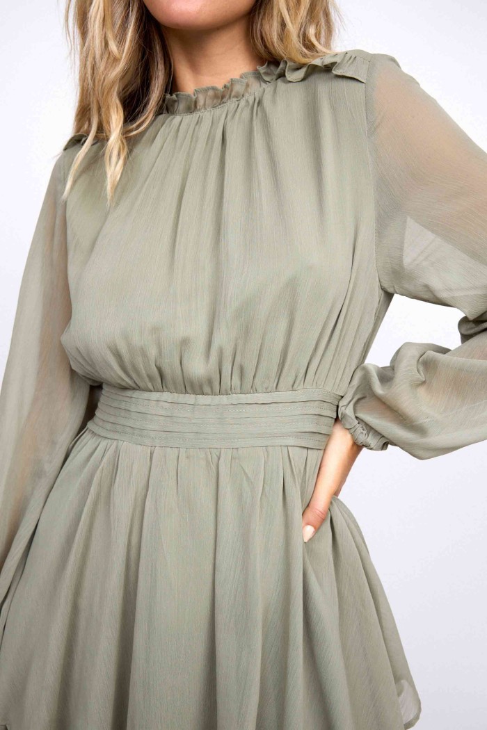 VESTIDO CORTO VERDE OLIVA CON VOLANTES Y MANGAS TRANSPARENTES FBZMR22204