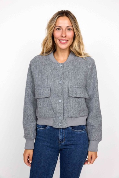 CHAQUETA BOMBER GRIS CON BOLSILLOS DELANTEROS FBZMR1512