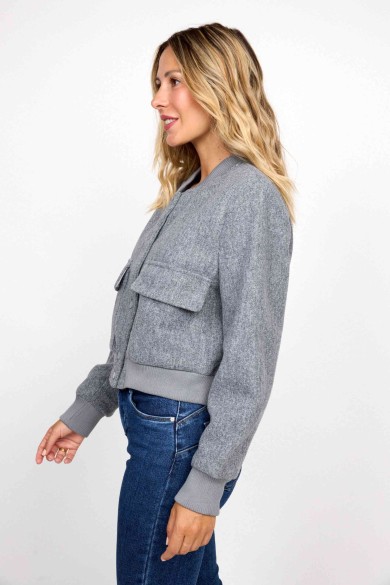 CHAQUETA BOMBER GRIS CON BOLSILLOS DELANTEROS FBZMR1512