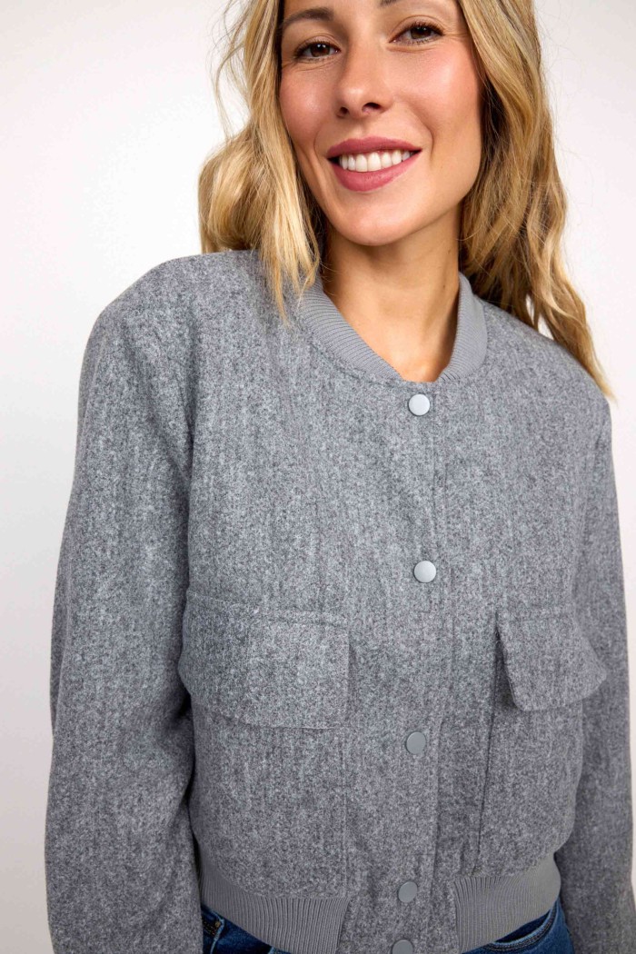 CHAQUETA BOMBER GRIS CON BOLSILLOS DELANTEROS FBZMR1512