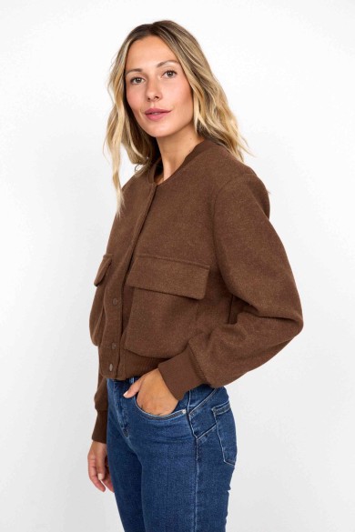 CHAQUETA BOMBER MARRÓN CON BOLSILLOS DELANTEROS FBZMA1511