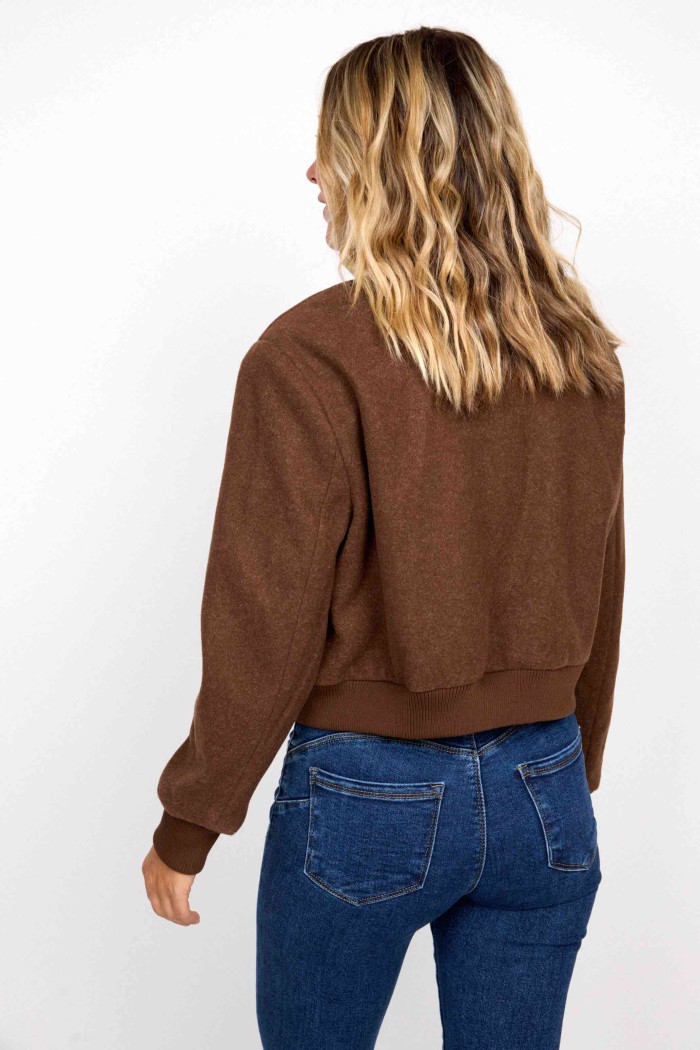 CHAQUETA BOMBER MARRÓN CON BOLSILLOS DELANTEROS FBZMA1511