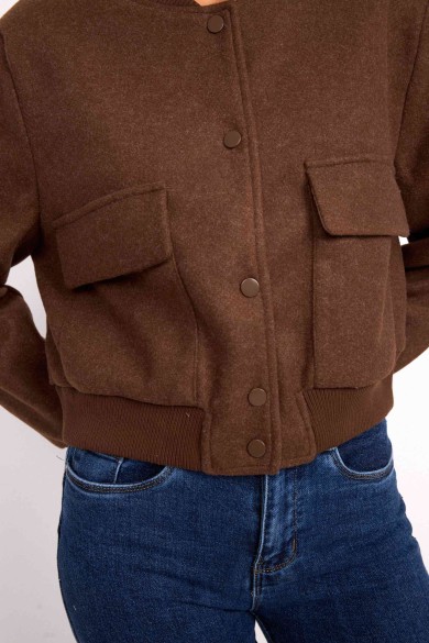 CHAQUETA BOMBER MARRÓN CON BOLSILLOS DELANTEROS FBZMA1511