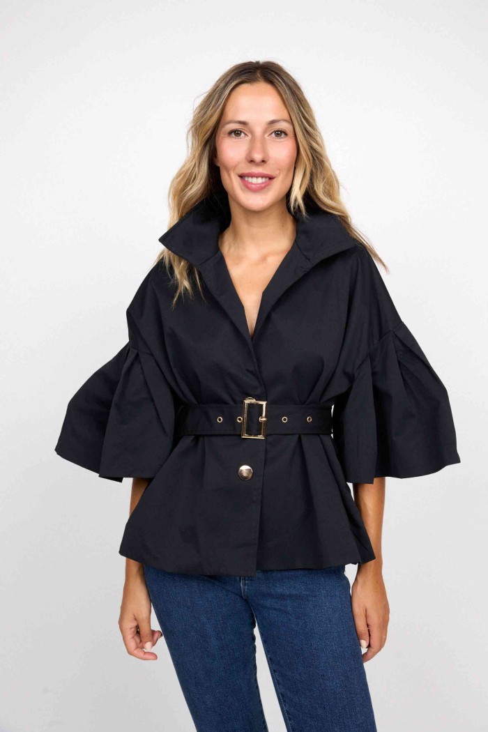 CHAQUETA NEGRA CON MANGA AMPLIA Y CINTURÓN AJUSTABLE FBZMA1282