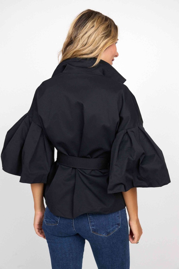 CHAQUETA NEGRA CON MANGA AMPLIA Y CINTURÓN AJUSTABLE FBZMA1282