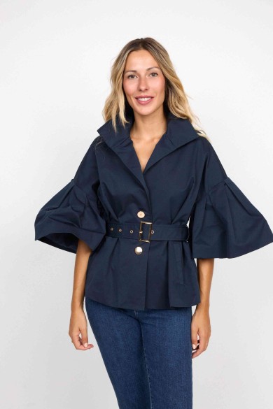 CHAQUETA AZUL MARINO CON MANGA AMPLIA Y CINTURÓN AJUSTABLE FBZMA1283