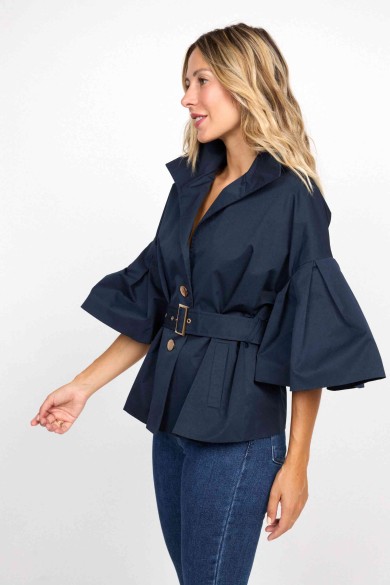 CHAQUETA AZUL MARINO CON MANGA AMPLIA Y CINTURÓN AJUSTABLE FBZMA1283