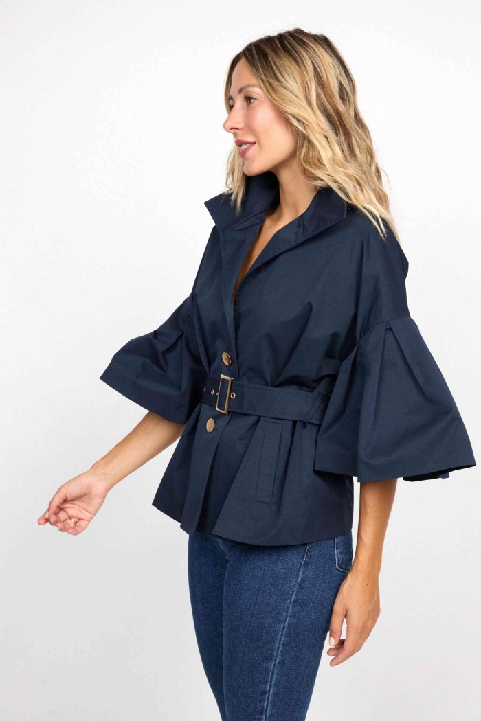 CHAQUETA AZUL MARINO CON MANGA AMPLIA Y CINTURÓN AJUSTABLE FBZMA1283