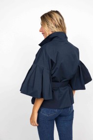 CHAQUETA AZUL MARINO CON MANGA AMPLIA Y CINTURÓN AJUSTABLE FBZMA1283