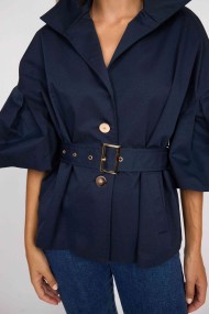 CHAQUETA AZUL MARINO CON MANGA AMPLIA Y CINTURÓN AJUSTABLE FBZMA1283
