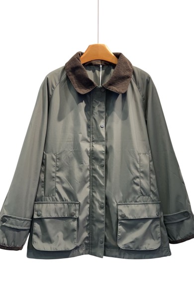 CHAQUETA FINA VERDE KAKI IMPERMEABLE CON CUELLO DE PANA Y BOLSILLOS GRANDES CHAQUETA FINA VERDE KAKI TY-M9157