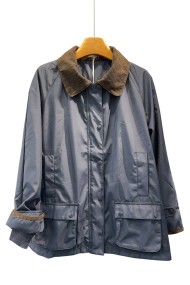 CHAQUETA IMPERMEABLE AZUL MARINO CON CUELLO DE PANA Y BOLSILLOS GRANDES TY-M9157