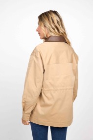 CHAQUETA BEIGE CON CUELLO EN CONTRASTE MARRÓN Y BOLSILLOS GRANDES FBZMA1276