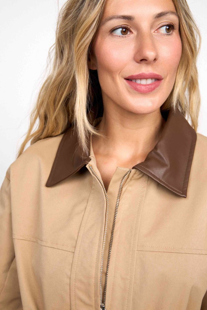 CHAQUETA BEIGE CON CUELLO EN CONTRASTE MARRÓN Y BOLSILLOS GRANDES FBZMA1276