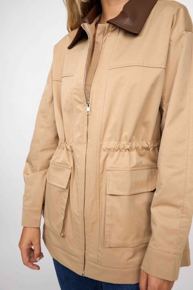 CHAQUETA BEIGE CON CUELLO EN CONTRASTE MARRÓN Y BOLSILLOS GRANDES FBZMA1276